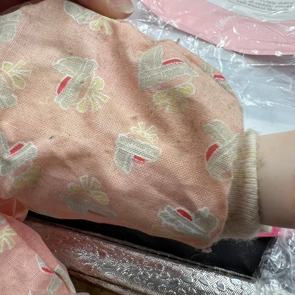 Ashton-Drake Yolanda Bello Porcelain Baby Doll Rock-a-Bye Baby Lullaby Babies